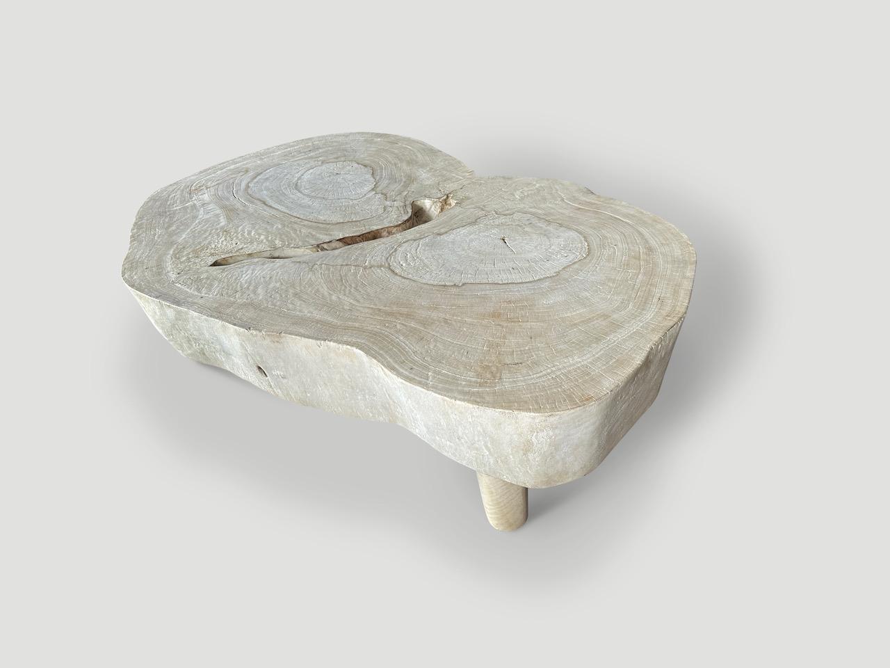 Impressionnante table basse en bois de suar récupéré de sept pouces. Entièrement blanchi, il révèle les magnifiques veines du bois. Flottant sur des pieds coniques de style milieu de siècle. Tout est dans les détails.

La Collection S. Barts