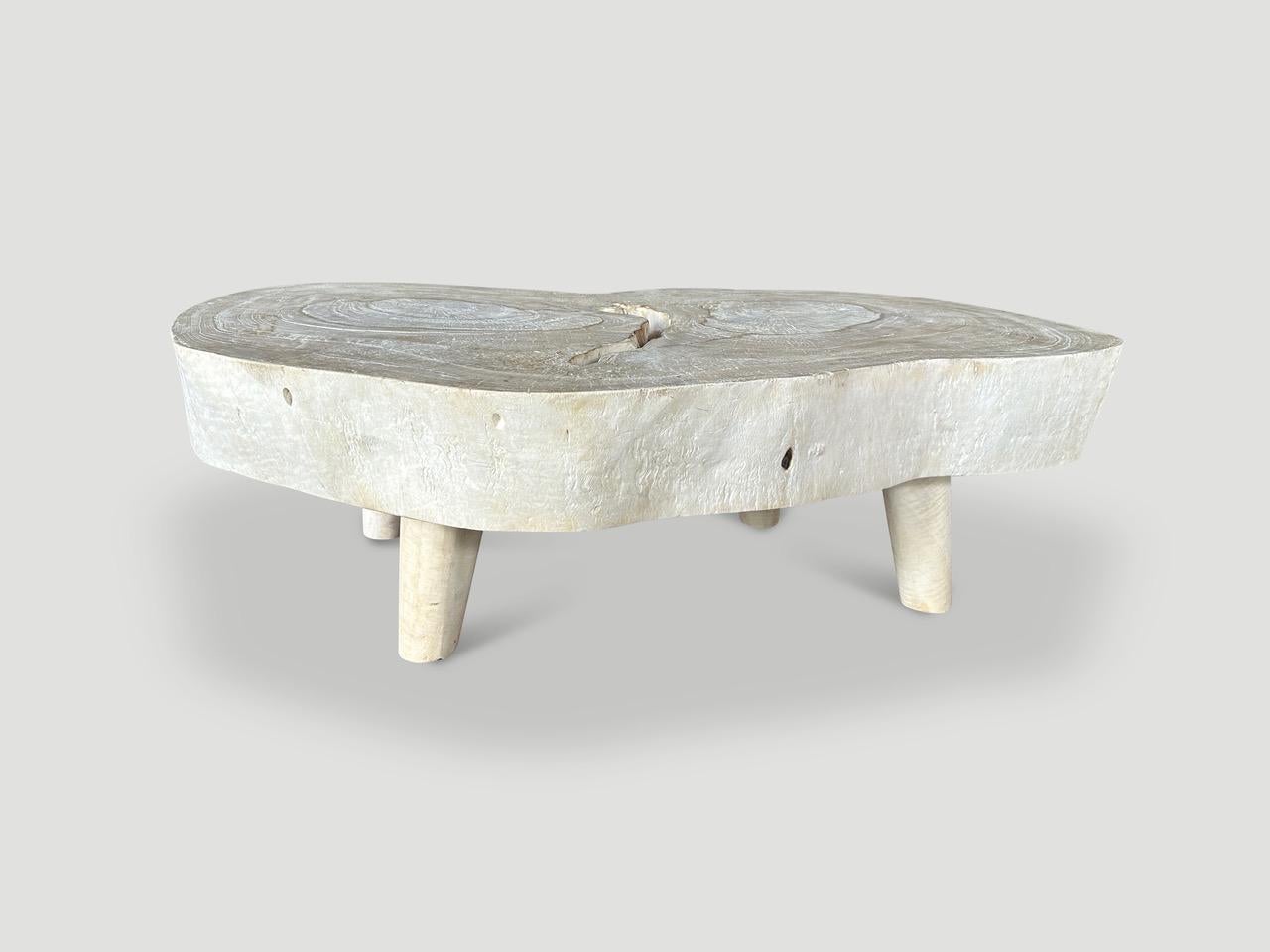Mid-Century Modern Table basse Andrianna Shamaris de style mi-siècle amorphe en bois de suar blanchi en vente