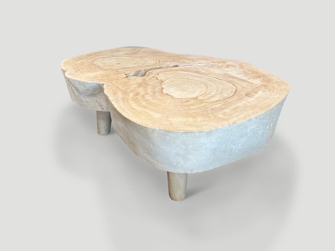 XXIe siècle et contemporain Table basse Andrianna Shamaris de style mi-siècle amorphe en bois de suar blanchi en vente