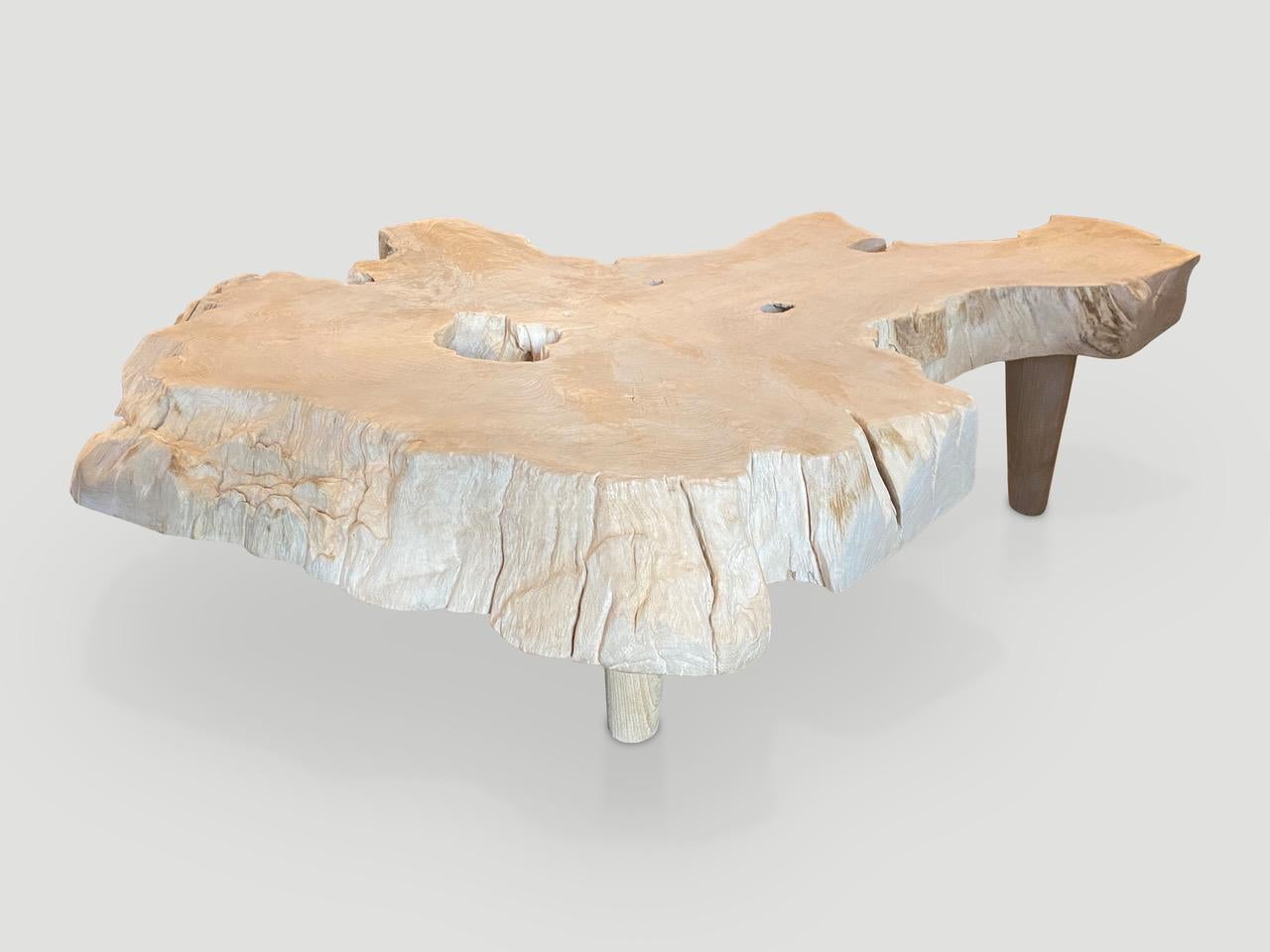 Cette impressionnante table basse en teck recyclé de 4 pouces a une forme magnifique. Nous avons blanchi le bois de teck et ajouté un léger lavis blanc révélant les magnifiques veines du bois. Flottant sur des pieds de style mid century.