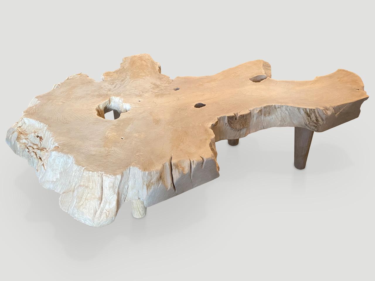 Organique Table basse Andrianna Shamaris Amorphous en bois de teck blanchi de style du milieu du siècle dernier en vente