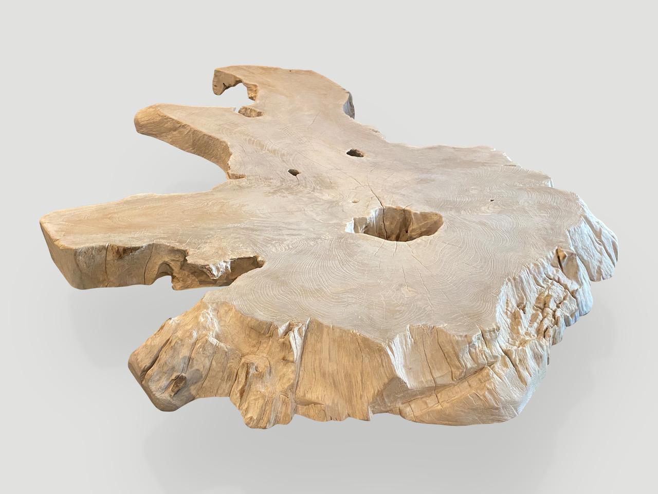 XXIe siècle et contemporain Table basse Andrianna Shamaris Amorphous en bois de teck blanchi de style du milieu du siècle dernier en vente
