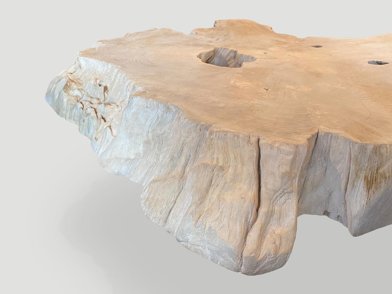 Bois Table basse Andrianna Shamaris Amorphous en bois de teck blanchi de style du milieu du siècle dernier en vente