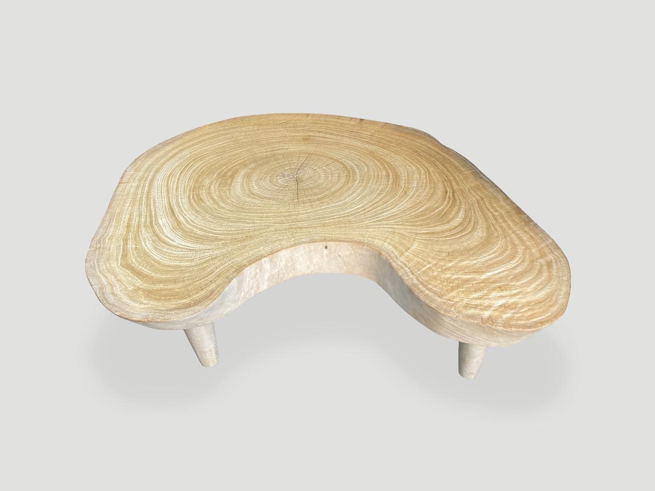 Indonésien Table basse Andrianna Shamaris Amorphous à simple dalle, mi-siècle moderne en vente