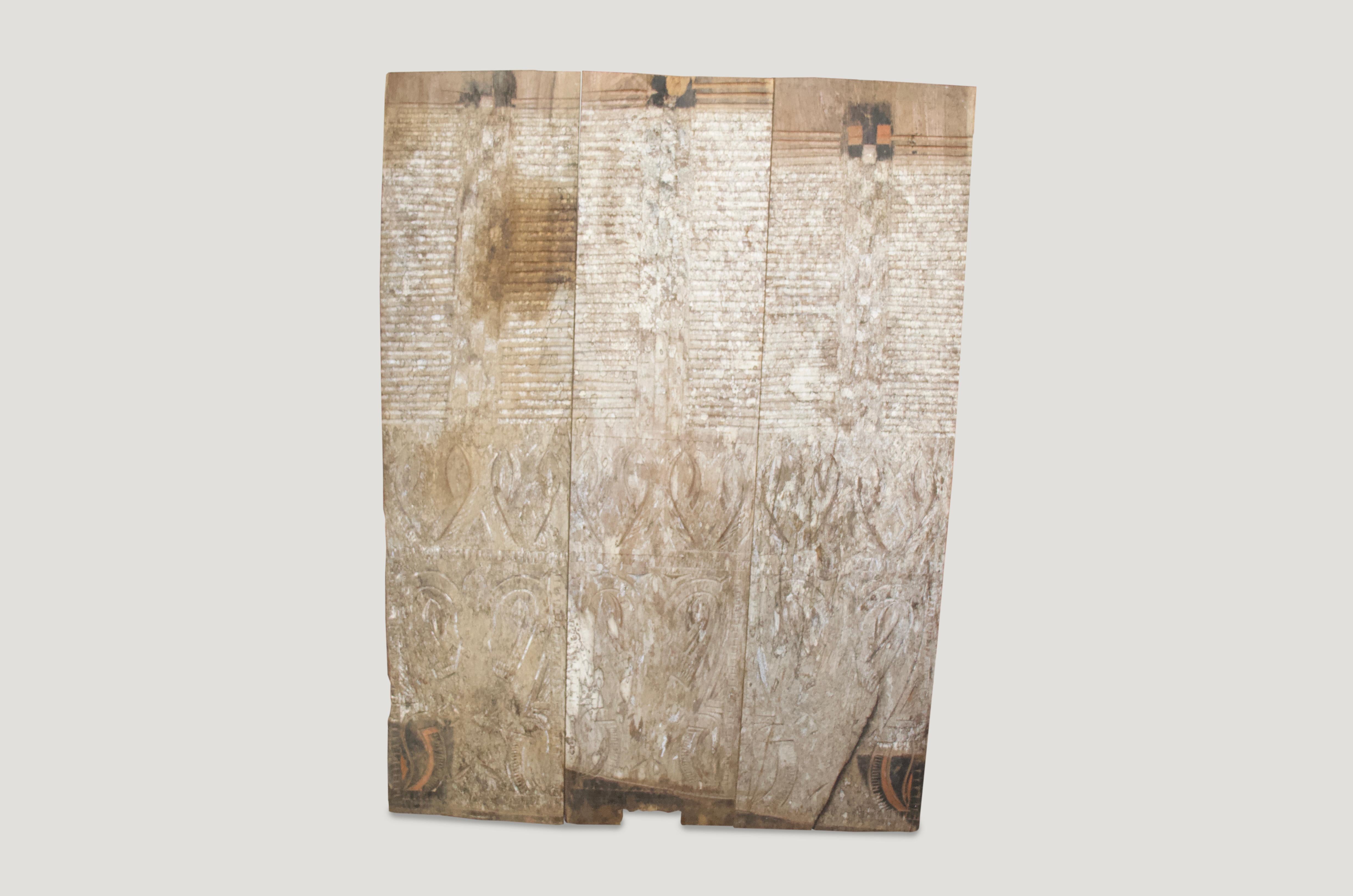 Andrianna Shamaris Antike handgeschnitzte Tafel im Zustand „Hervorragend“ im Angebot in New York, NY