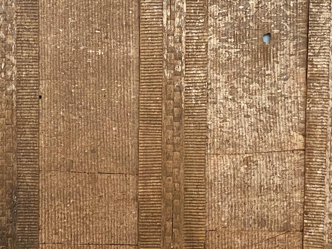 Andrianna Shamaris Antiguo panel de madera tallado a mano en venta 1