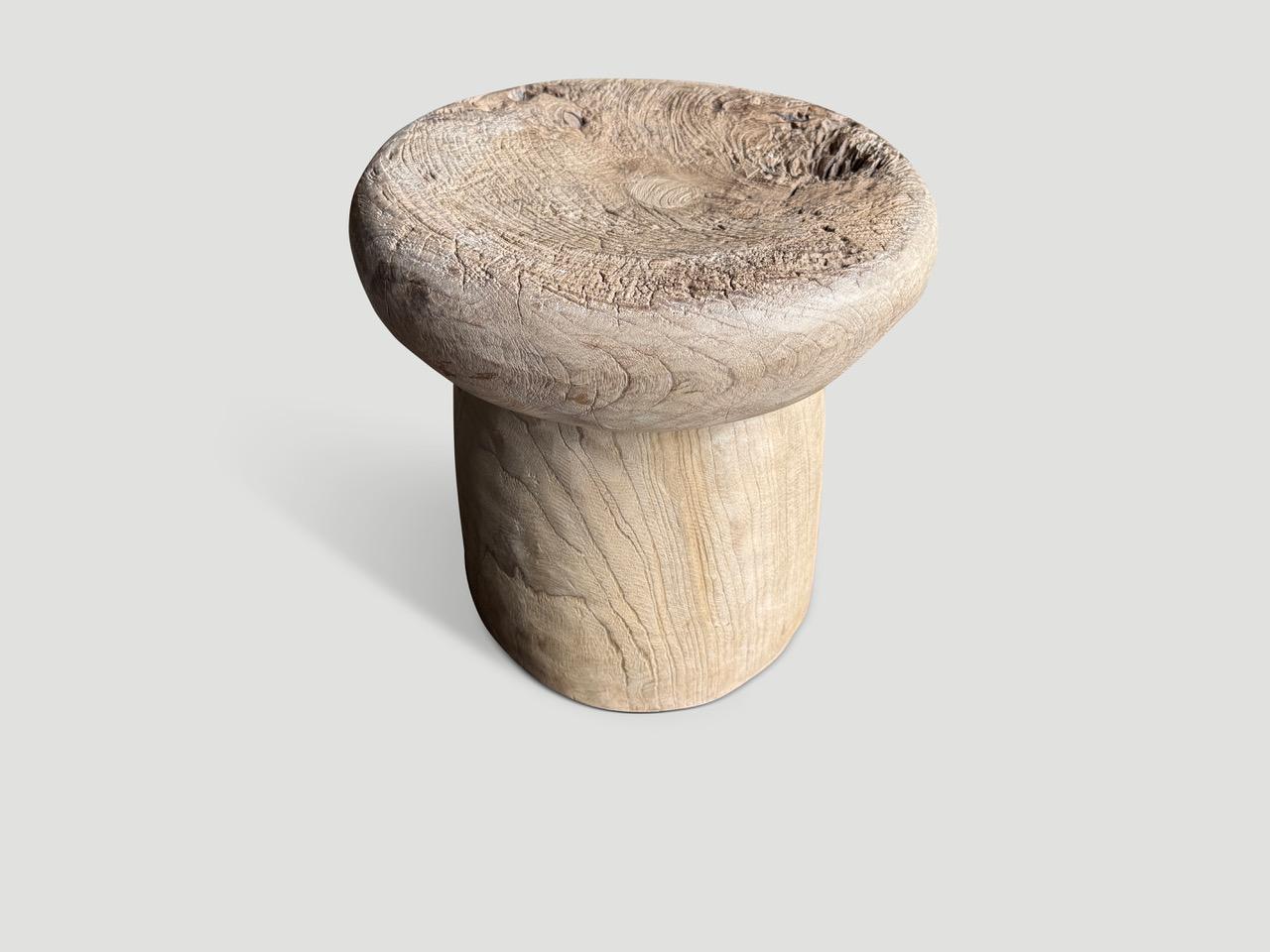 Un magnifique pilon à riz antique, vieux de plus de cent ans, a été retourné et transformé en table d'appoint. À l'origine, le côté creux opposé était utilisé pour piler le riz. Nous avons ajouté des détails de papillons dans les fissures naturelles