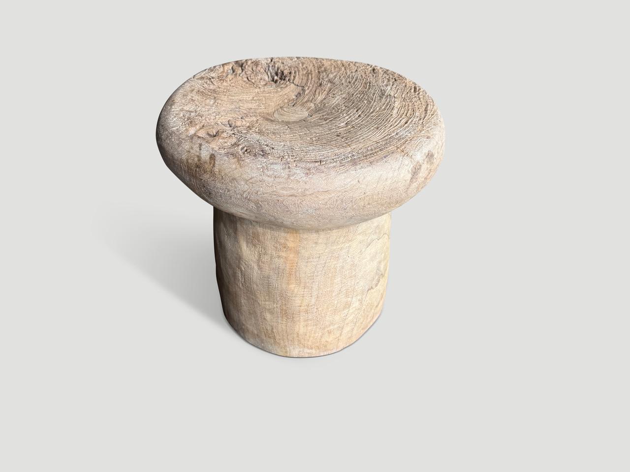 Andrianna Shamaris Table d'appoint ancienne Excellent état - En vente à New York, NY