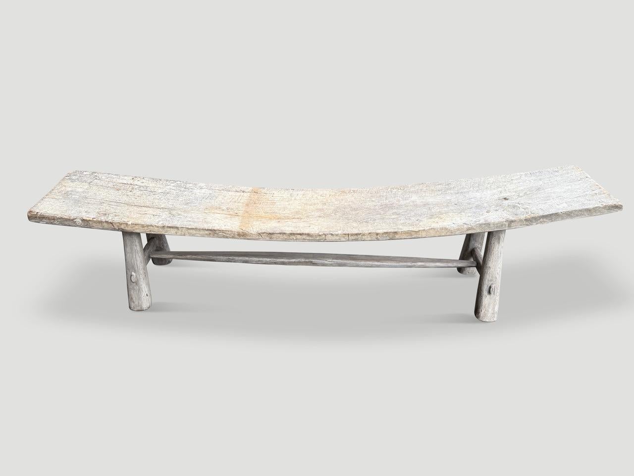 Un impressionnant panneau de teck épais, vieux d'un siècle, provenant de ma plus belle collection, a été transformé en un banc ou une chaise unique en son genre. À la fois utilisable et sculptural. Nous avons ajouté des pieds de style mid century en