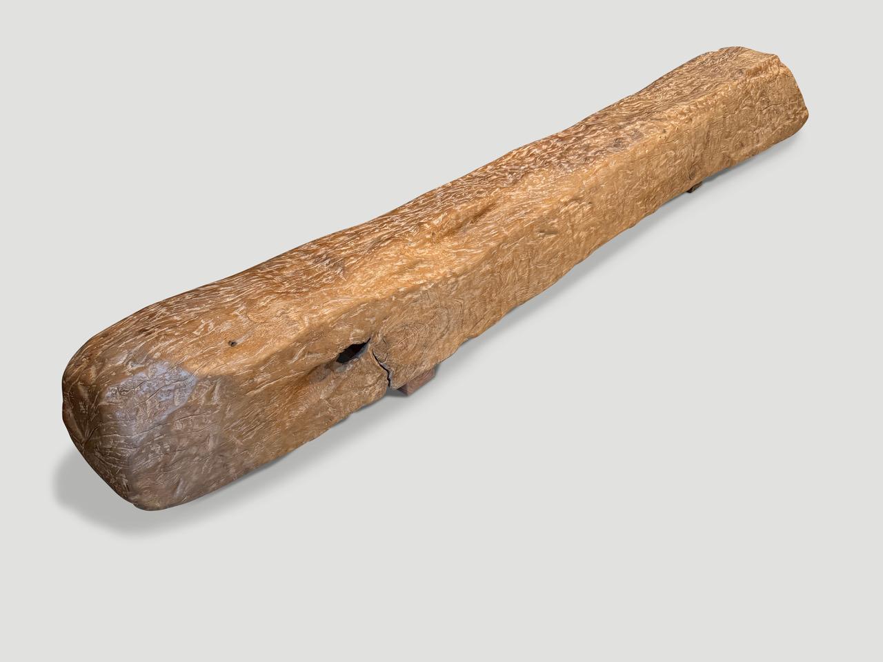 Patine étonnante sur ce bois de teck ancien. Utilisé à l'origine sur le côté opposé comme partie creuse, pour le stockage du riz. Nous l'avons retourné et avons ajouté deux bases de plate-forme minimalistes pour produire ce banc unique en son genre