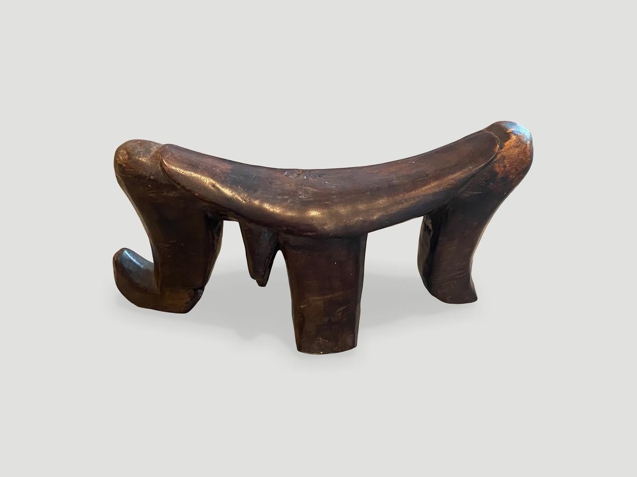 Magnifique appui-tête en bois de qualité muséale. Cette pièce d'art rare du Soudan présente une patine étonnante. Sculpté à la main dans un seul bloc de bois par la tribu Dinka. Circa 1900.

Ce repose-tête a été sourcé dans l'esprit de Wabi-Sabi,