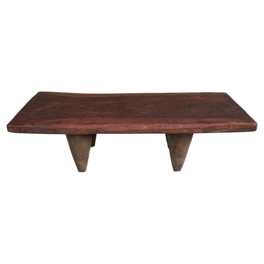 Andrianna Shamaris table basse ou banc africain ancien en bois d'Iroko Senufo