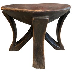 Andrianna Shamaris table d'appoint ou coupe sculpturale en bois d'acajou africain ancien