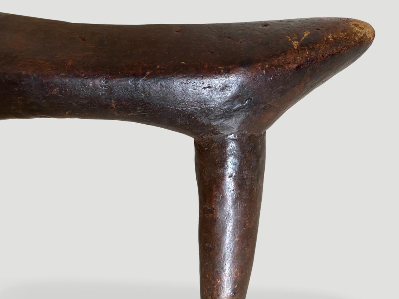 Magnifique appui-tête en bois, de qualité musée. Patine étonnante sur cette pièce d'art rare du Soudan. Sculpté à la main à partir d'une seule pièce de bois par la tribu Dinka. Le pied s'étend jusqu'à neuf pouces de large, vers 1900.

Nous ne