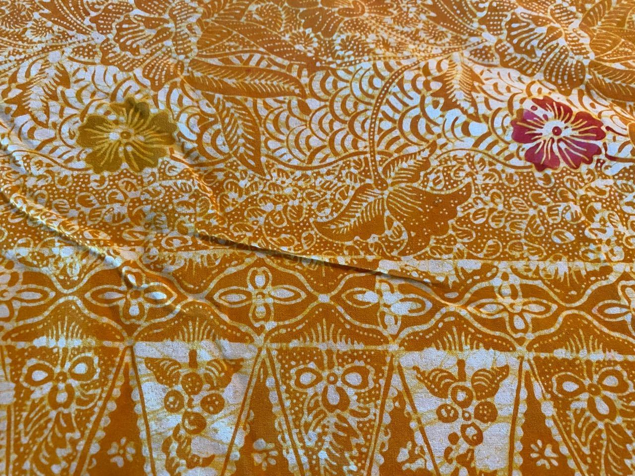 Magnifique sarong de cérémonie antique de Bali. Les utilisations de ces batiks en coton doux sont si nombreuses. Le batik est une technique indonésienne de teinture par réserve de cire appliquée à l'ensemble du textile. Nous avons une collection.
