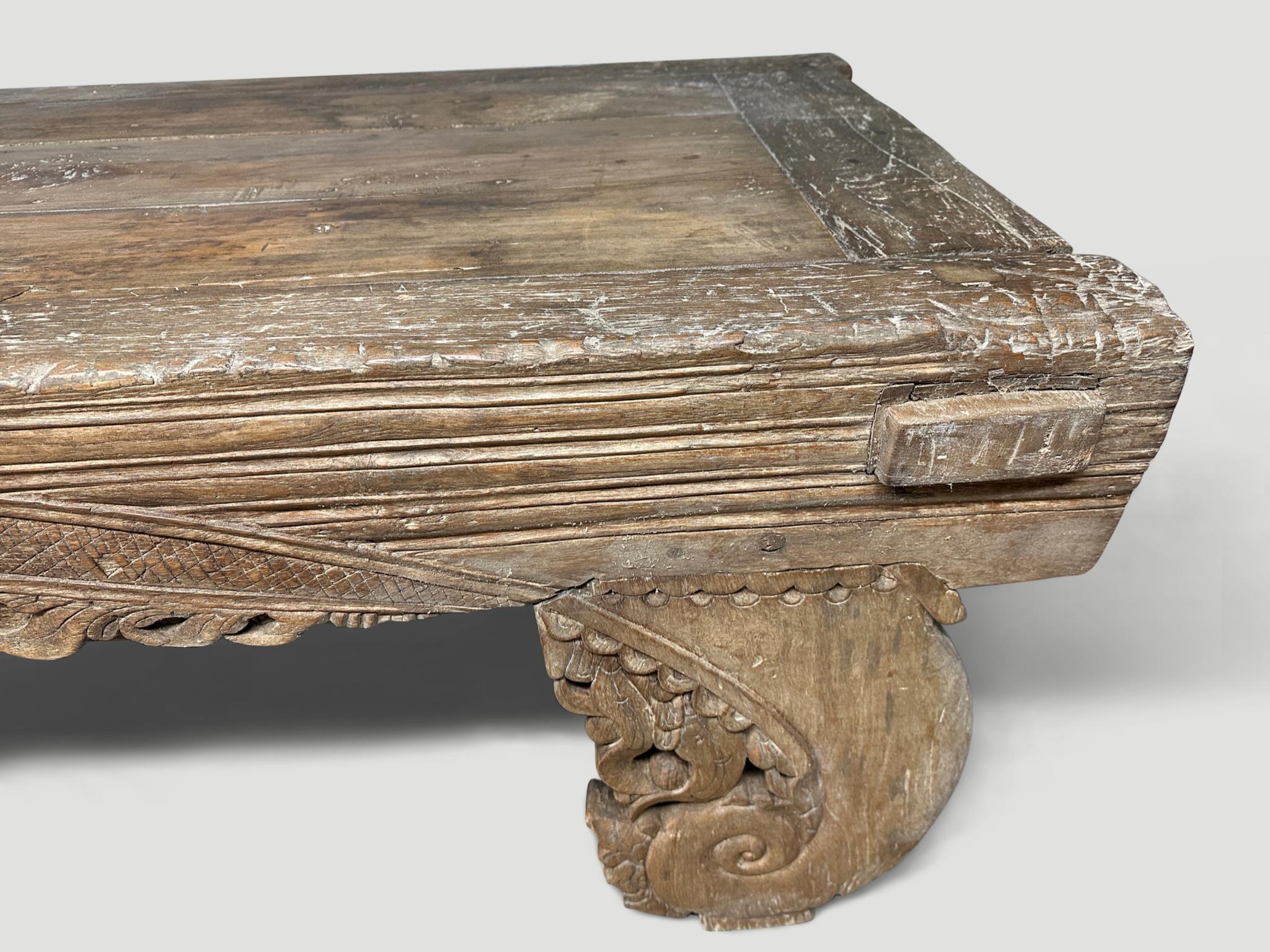 Un rare banc ancien, une table basse ou un lit de jour, avec de multiples utilisations. Cette table authentique provient de l'île de Madura. Circa 1940. Fabriqué à la main de manière traditionnelle à l'aide de chevilles en bois. Superbe sculpture
