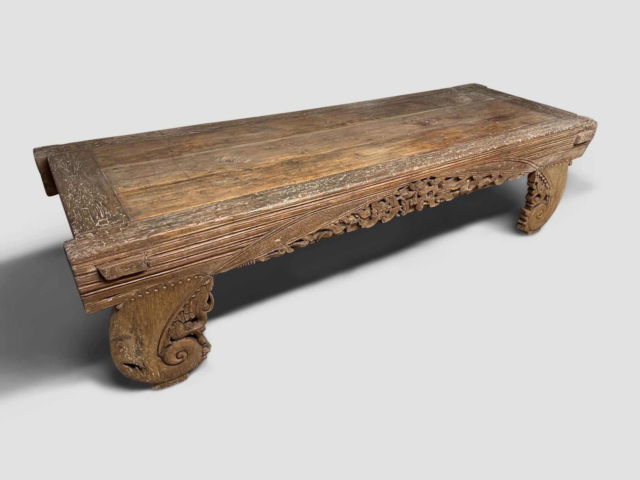 Indonésien Andrianna Shamaris Banc, lit de jour ou table basse antique  en vente