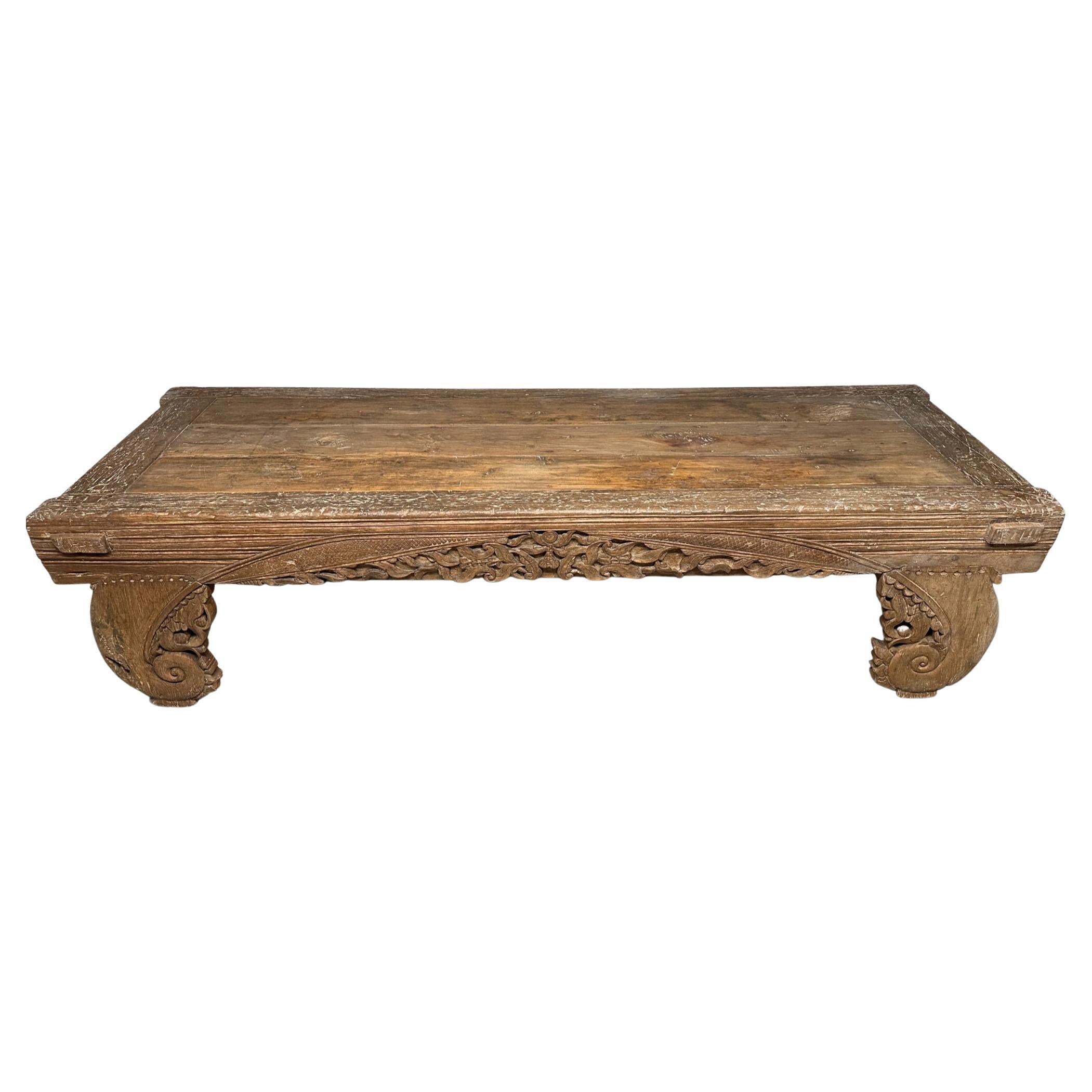 Andrianna Shamaris Banc, lit de jour ou table basse antique  en vente