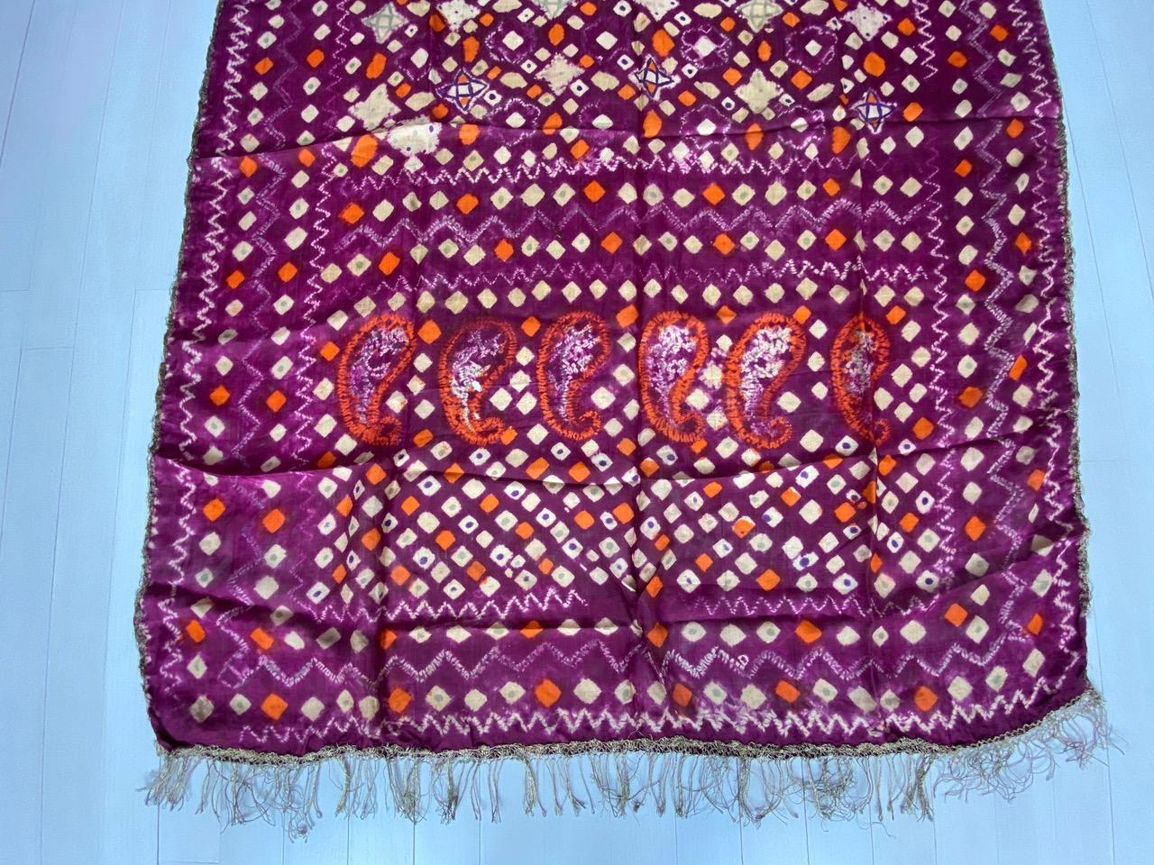 Indonésien Textile de soie antique orange brûlé et violet en vente