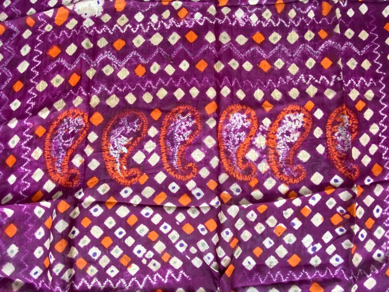 Ce magnifique tissu d'épaule de cérémonie en soie fine tie dye de Palembang, Sumatra, présente de superbes contrastes de couleurs et une frange métallique. Début du 20ème siècle.

Il y a 2 très petits trous montrés sur la dernière image, à prévoir