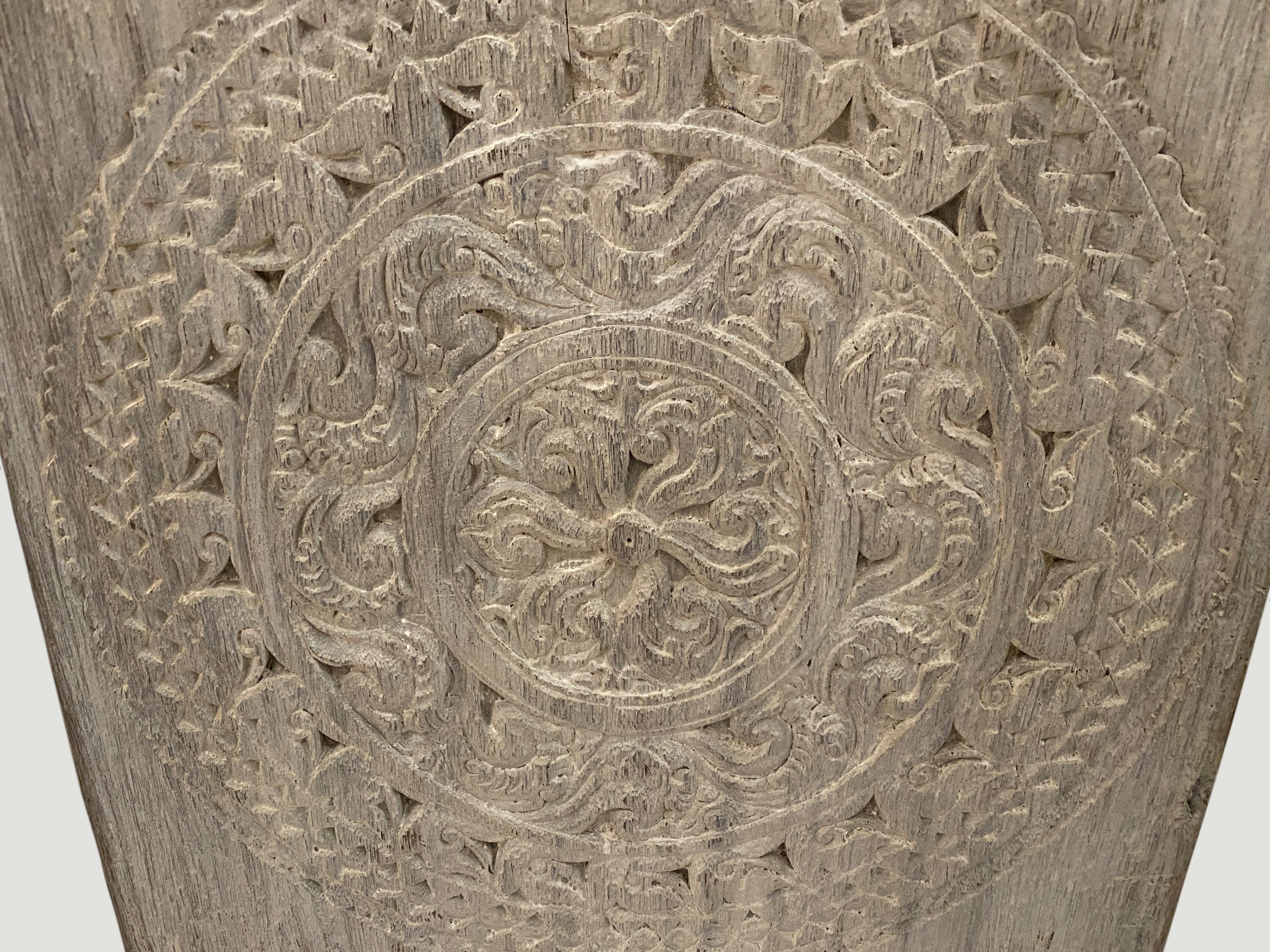 Panel antiguo de madera de teca tallada Primitivo en venta