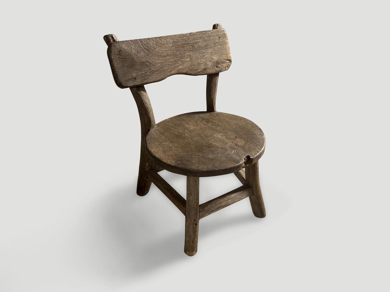 Chaise de village ancienne pouvant également servir de table d'appoint. Nous avons une petite collection. Belle patine et caractère de cette belle pièce. Vers 1950. Les images et le prix en témoignent. Dimensions complètes ; Siège 16″ diamètre x