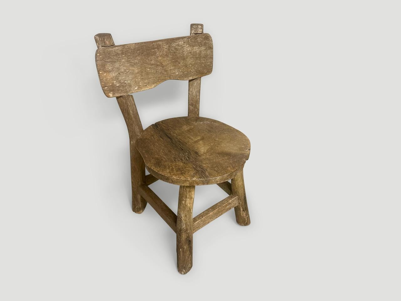 Chaise de village ancienne pouvant également servir de table d'appoint. Nous avons une petite collection. Belle patine et caractère de cette belle pièce. Vers 1950. Les images et le prix en témoignent. Dimensions complètes ;  16