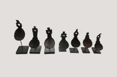 Cuchara arrocera antigua de madera de coco sobre un soporte