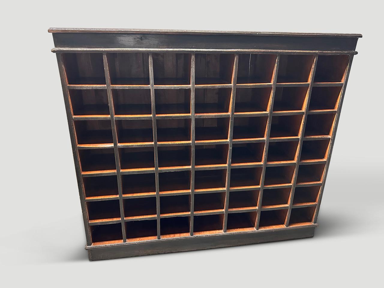 Mobile in legno di teak antico con laccatura espresso. Ottimo contenitore o organizzatore. Circa 1950.

Questo mobile è stato realizzato a mano nello spirito del Wabi-Sabi, una filosofia giapponese secondo cui la bellezza può essere trovata