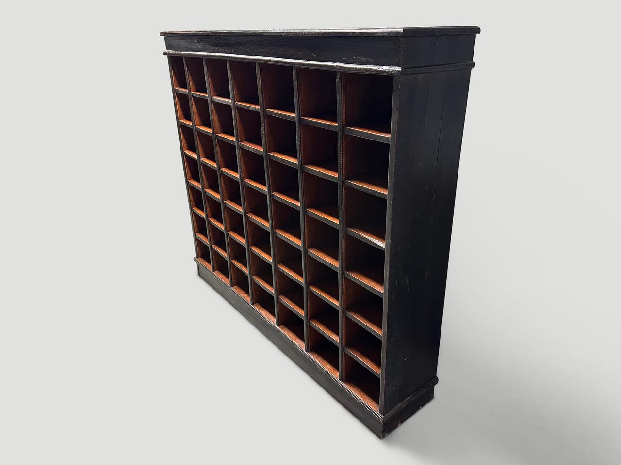 Minimalismo Armadietto antico in stile cubby in vendita
