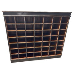 Armadietto antico in stile cubby