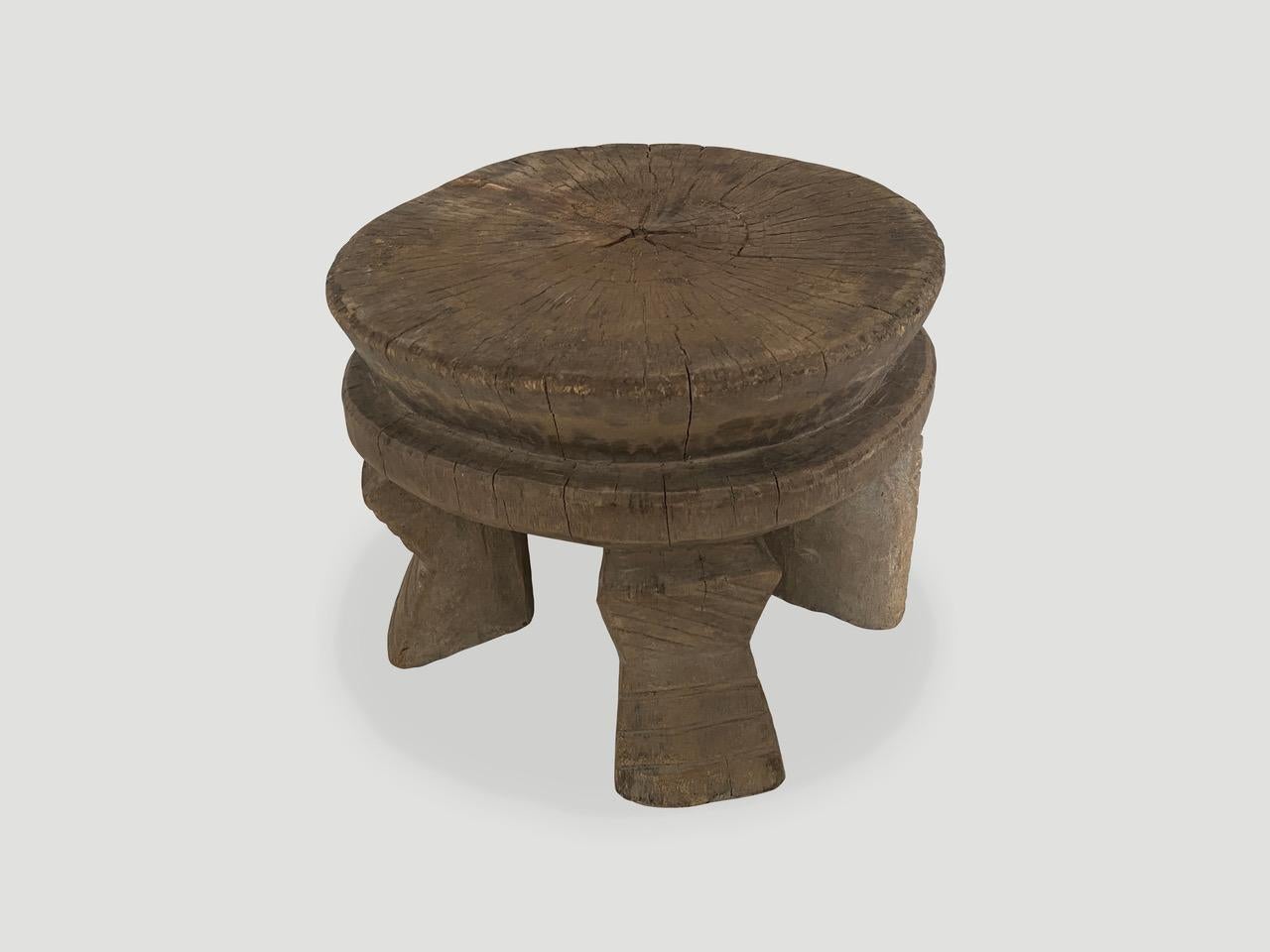 Tribal Andrianna Shamaris table d'appoint ou tabouret africain ancien sculpté à la main en vente