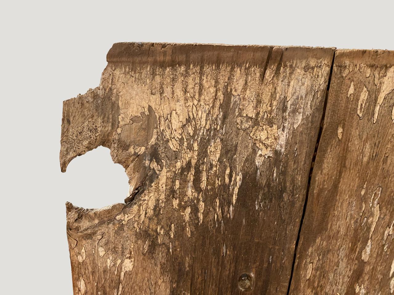 Panneau architectural antique sculpté à la main de Toraja. Cette sculpture symbolise la protection de la maison. Utilisé à l'origine comme panneau extérieur. Grande pièce d'art.

Ce panneau ancien a été réalisé dans l'esprit du wabi-sabi, une