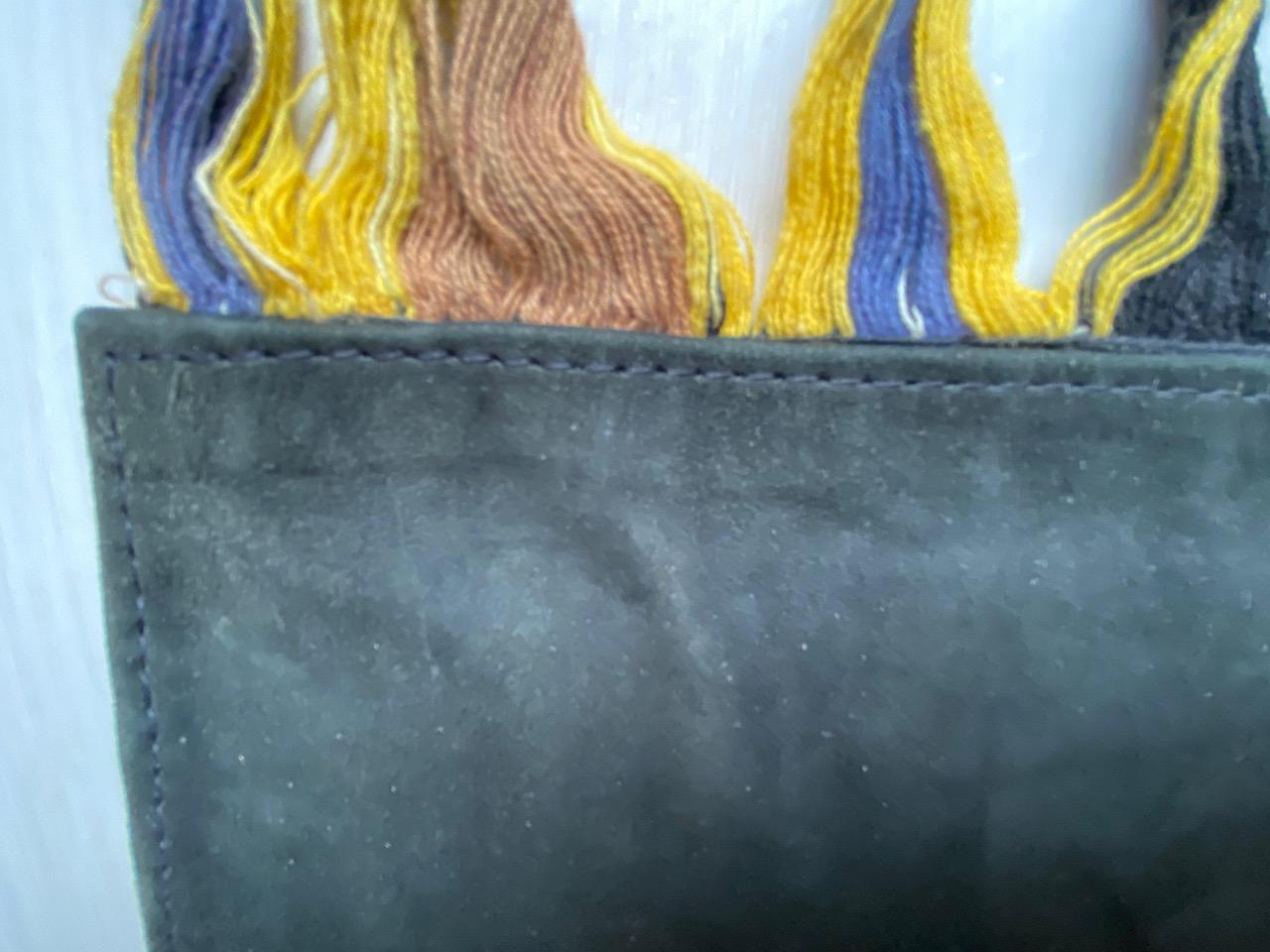 Tissé à la main Antiquities Ikat avec dos en daim en vente