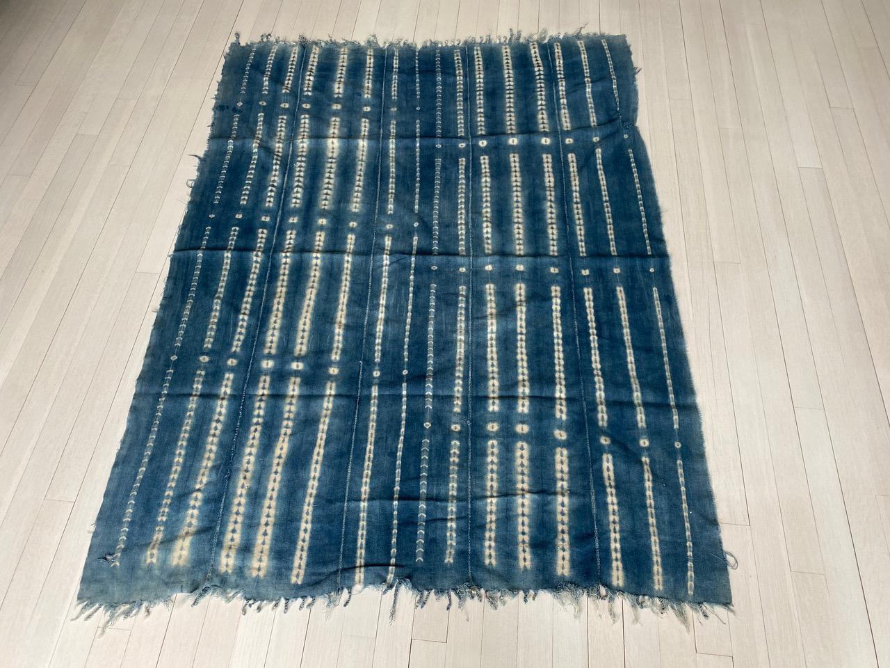 Afrikanisches indigoblaues Mali-Textil, um 1950. Handgewebte, pflanzlich gefärbte Baumwolle. Wir wählten nur das Beste aus.

Dieses weiche Textil wurde im Geiste von Wabi-Sabi beschafft, einer japanischen Philosophie, die besagt, dass Schönheit in