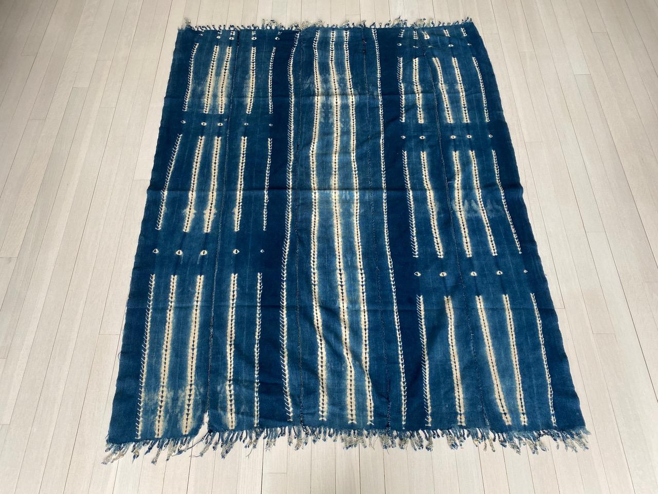 Afrikanisches indigoblaues Mali-Textil, um 1950. Handgewebte, pflanzlich gefärbte Baumwolle. Wir wählten nur das Beste aus.

Dieses weiche Textil wurde im Geiste von Wabi-Sabi beschafft, einer japanischen Philosophie, die besagt, dass Schönheit in