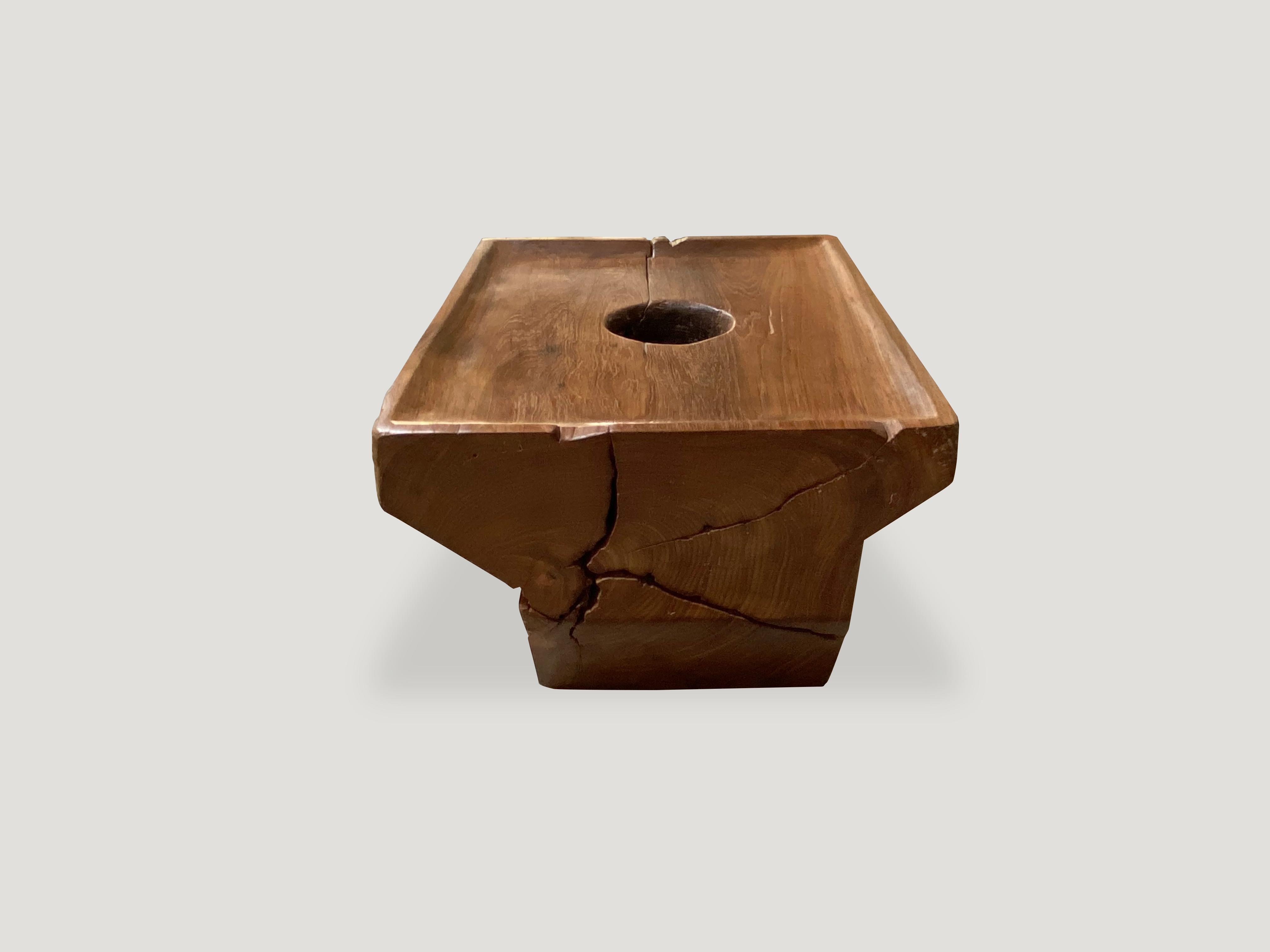 Organique Table basse Andrianna Shamaris en bois de teck naturel en vente