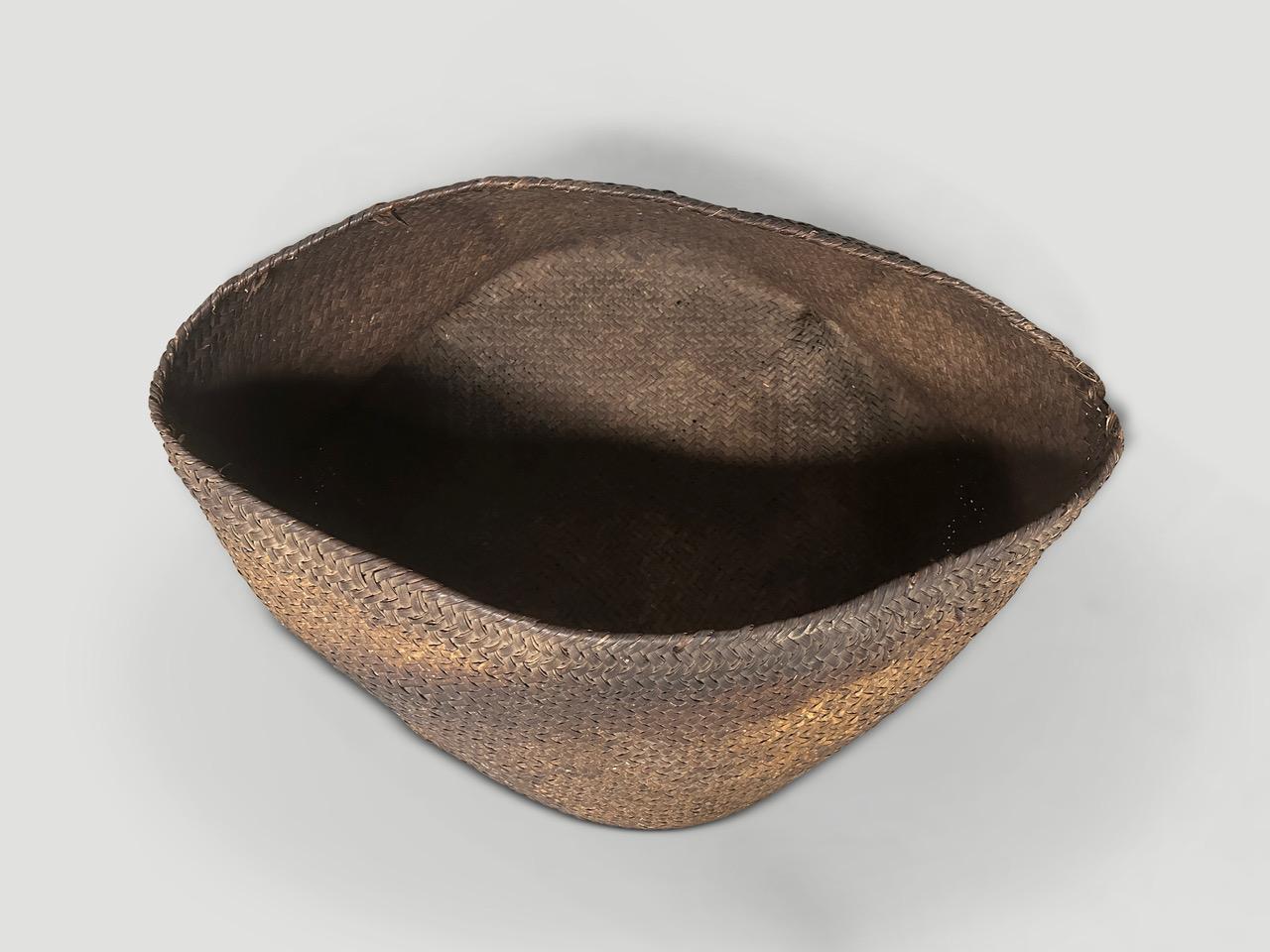 Scopri uno splendido cesto di grandi dimensioni intrecciato a mano proveniente da Sumatra, realizzato nel 1950 circa. Ideale per riporre riviste, asciugamani e molto altro. Offre un lussuoso minimalismo per chi apprezza le cose non