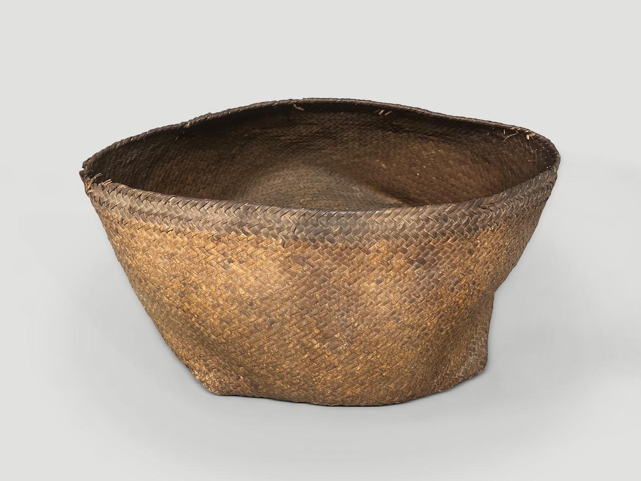 Minimalismo Antico cesto in rattan intrecciato a mano di grandi dimensioni in vendita
