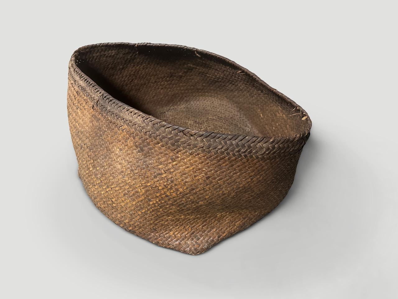 Indonesiano Antico cesto in rattan intrecciato a mano di grandi dimensioni in vendita