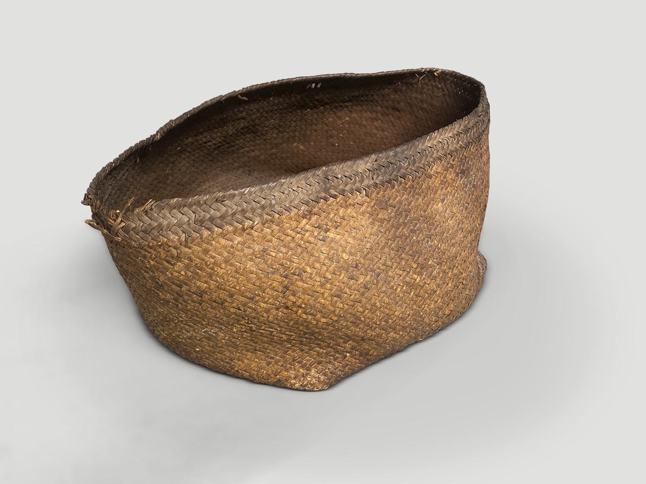 Tessuto a mano Antico cesto in rattan intrecciato a mano di grandi dimensioni in vendita