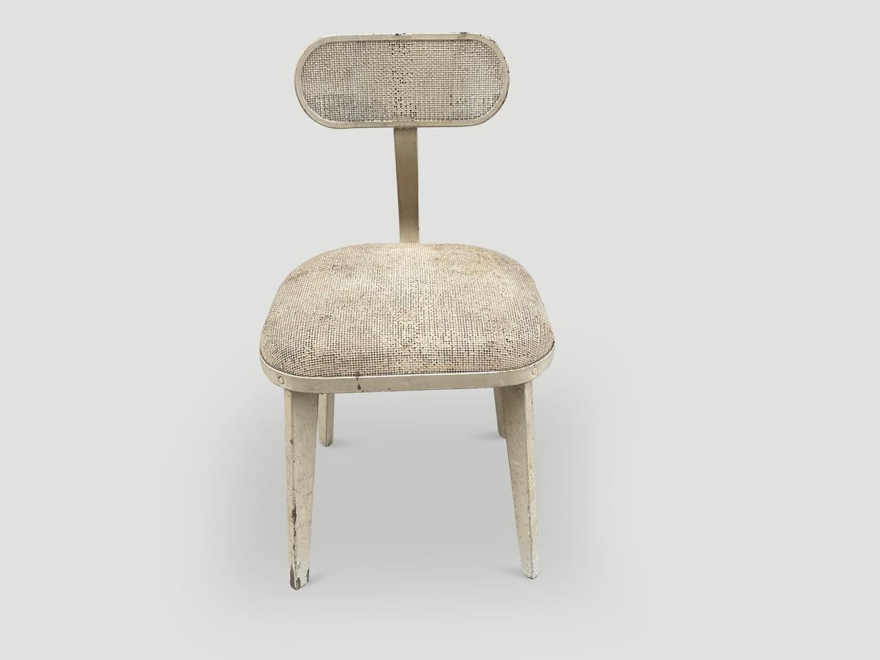 Une belle silhouette sur cette chaise en métal perforé antique. Les pieds sont en bois. Dimensions complètes ; Siège 15″ de profondeur x 17″ de largeur x 18