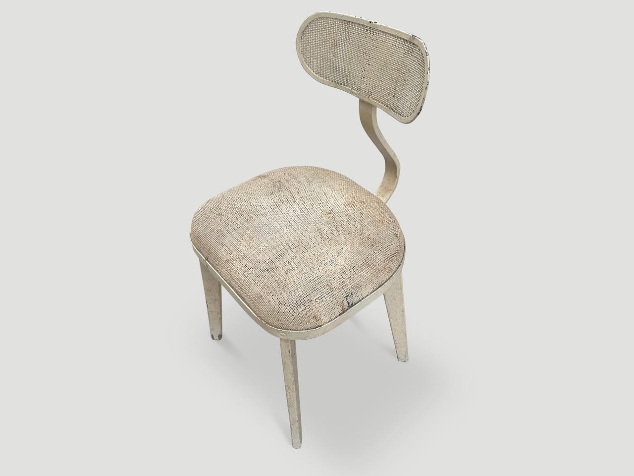 Mid-Century Modern Chaise ancienne en métal perforé et bois Andrianna Shamaris en vente