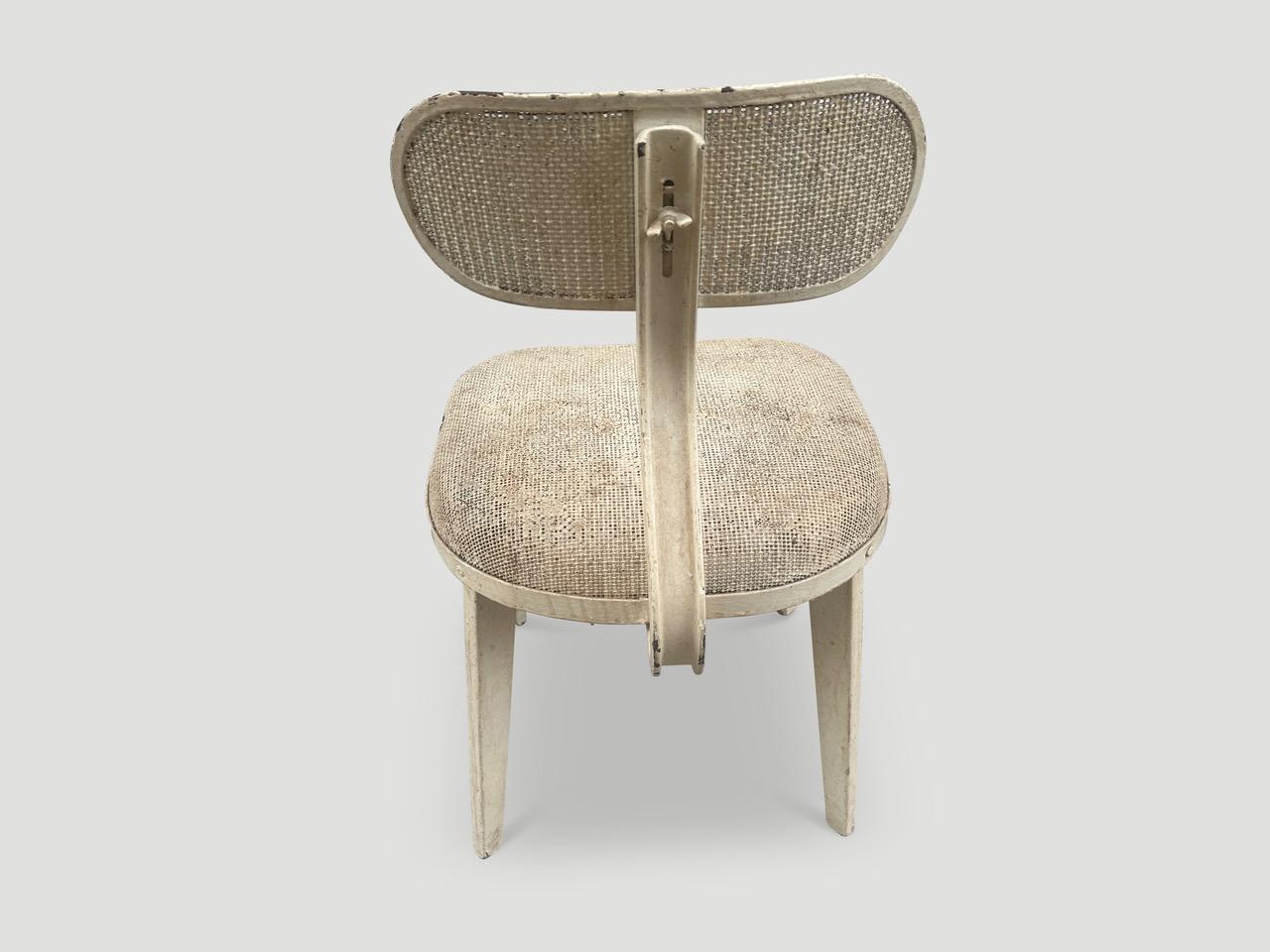 Chaise ancienne en métal perforé et bois Andrianna Shamaris Bon état - En vente à New York, NY