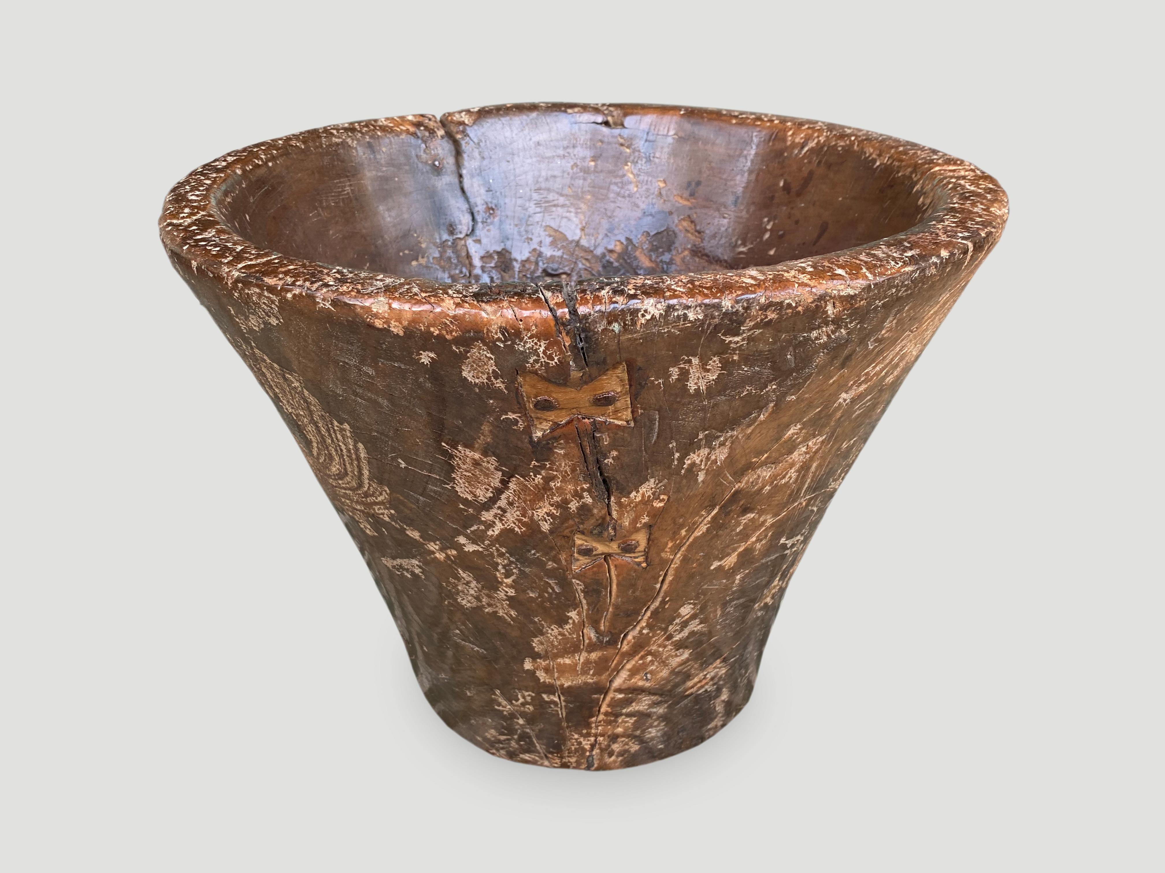 Die neue Midcentury Couture Collection'S wird 2021 vorgestellt. Ein schöner antiker Holzbehälter mit schöner Patina aus meiner Sammlung. An den Seiten haben wir mit einem Eisenholzstift hölzerne Schmetterlinge eingelegt. Es kommt auf die Details