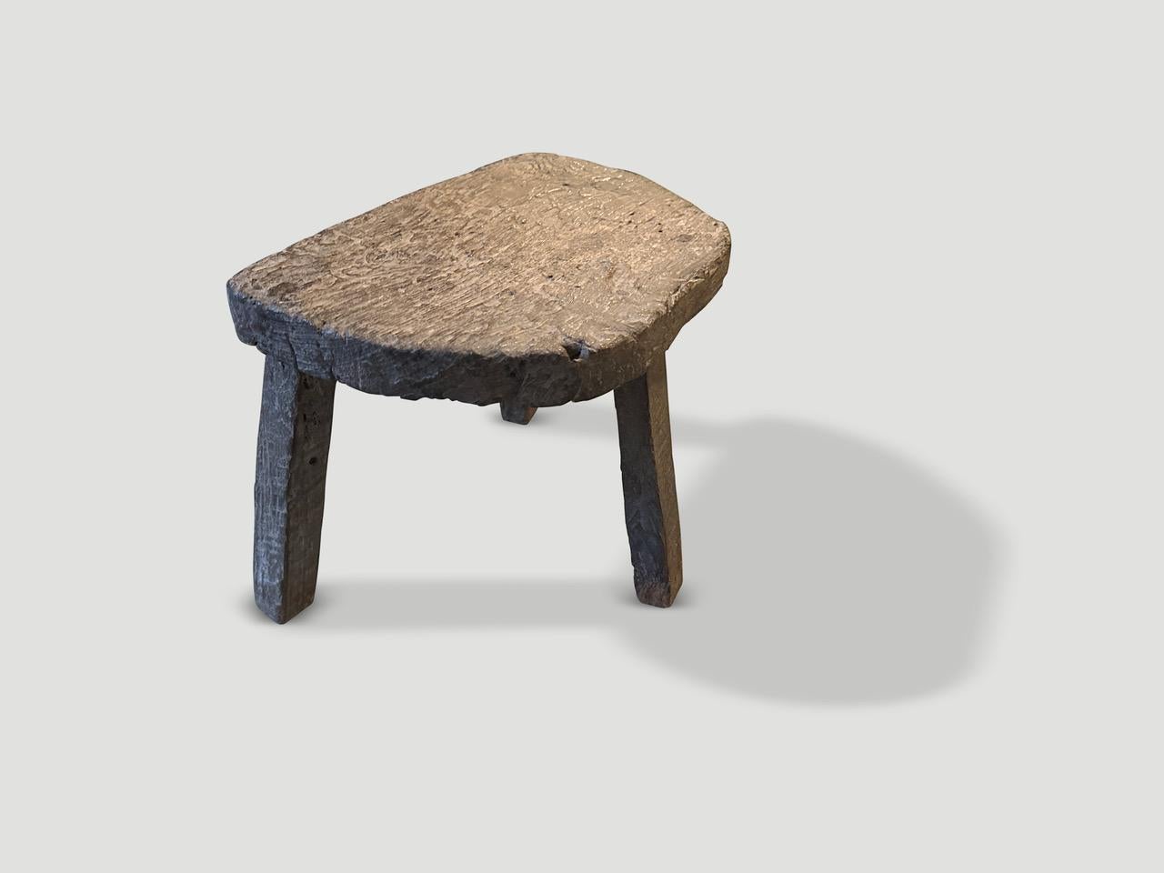 Cette table d'appoint ou tabouret à trois pieds présente une belle patine et du caractère. Dimensions complètes ; dos 15″ de large x front 10″ de large x 10.5″ de profondeur x 12