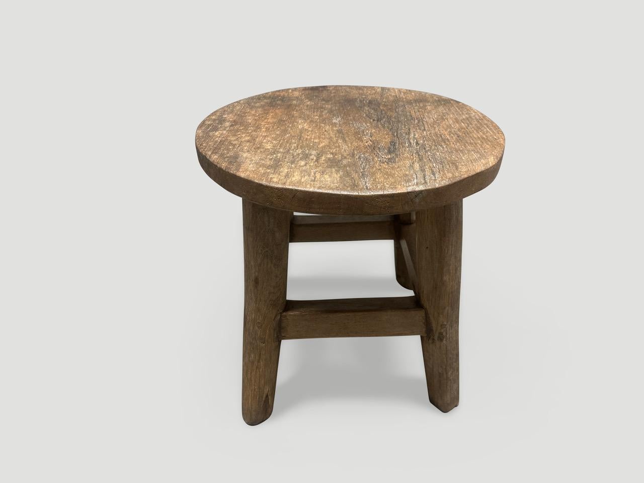 Questo bellissimo tavolino o sgabello d'epoca presenta un'ottima patina e carattere. Circa 1950. Abbiamo una piccola collezione. Le immagini e il prezzo ne riflettono uno.

Questo tavolino o sgabello antico è stato realizzato a mano nello spirito
