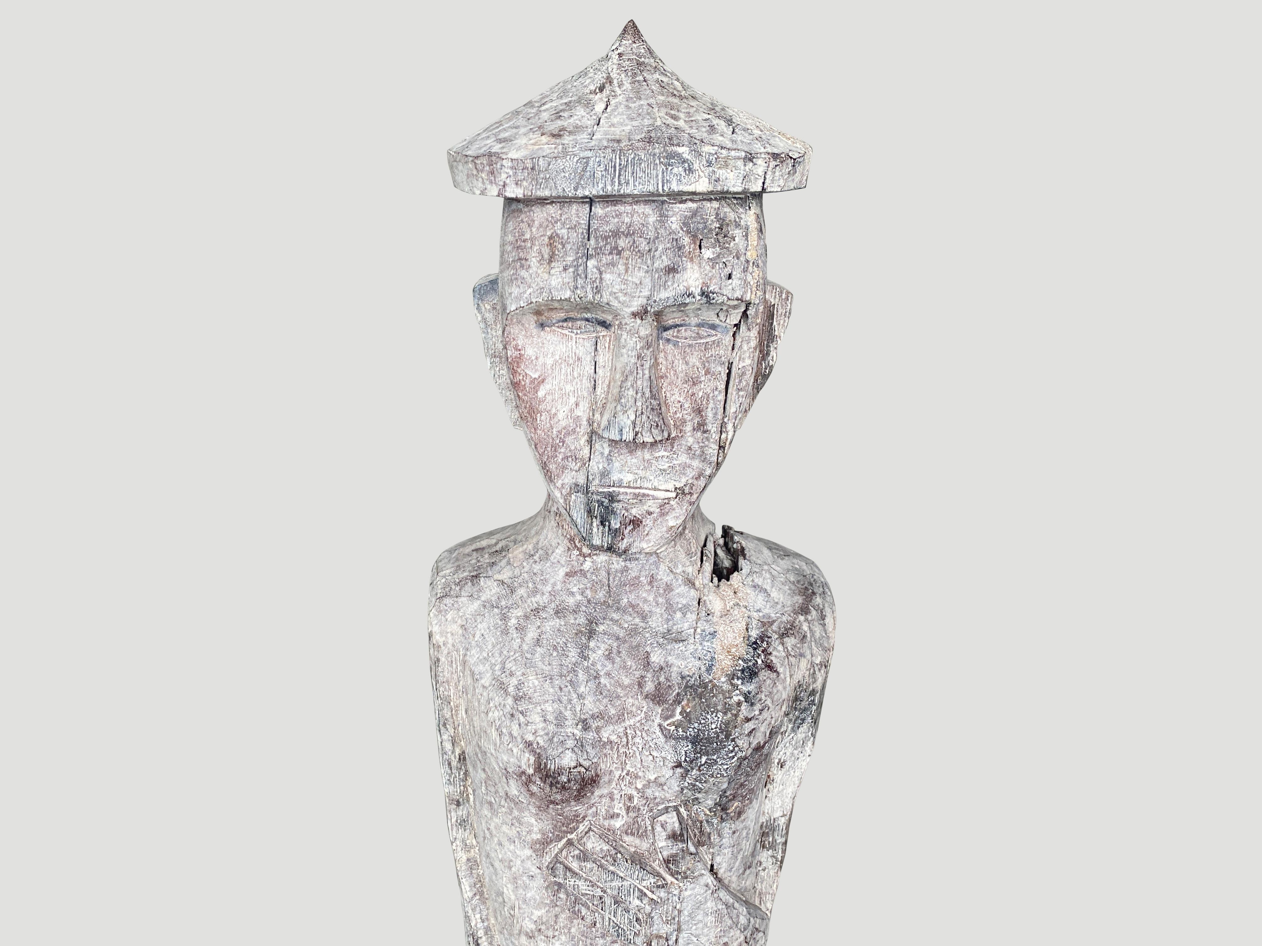 Antike männliche Statue, handgeschnitzt aus einem einzigen Holzstamm aus West-Borneo. Ursprünglich wurden sie zum Schutz des Hauses vor bösen Geistern verwendet und als Wächter vor dem Haus in den Boden gesteckt. Wir haben einen modernen schwarzen