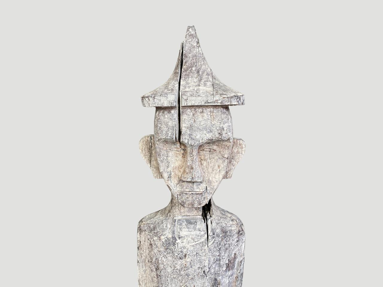 Antike männliche Statue, handgeschnitzt aus einem einzigen Holzstamm aus West-Borneo. Ursprünglich sollten sie das Haus vor bösen Geistern schützen, wobei der hölzerne Sockel als Wächter vor dem Haus in den Boden gesteckt wurde. Wir haben einen