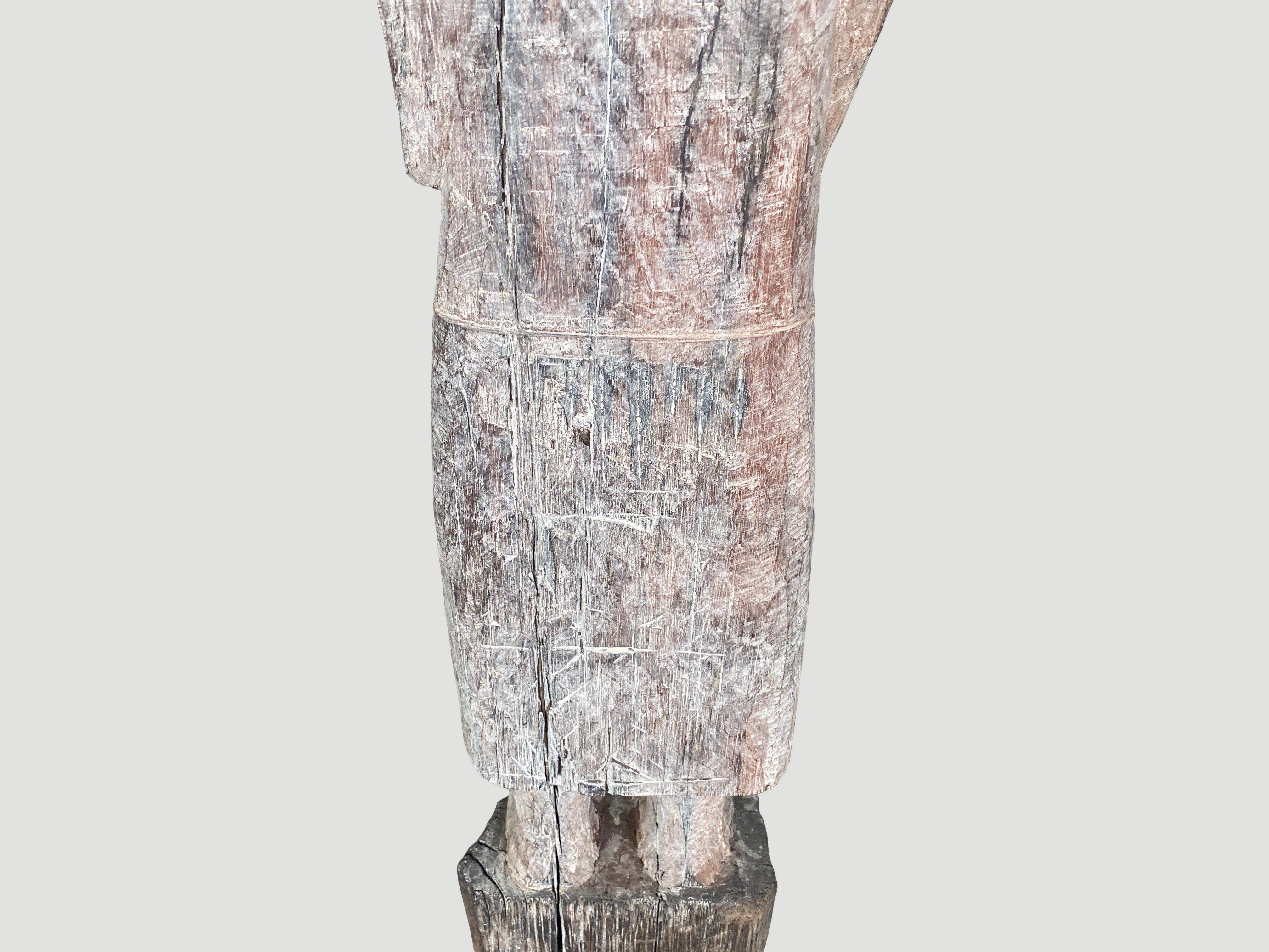 Antike Statue von Andrianna Shamaris aus Borneo im Zustand „Gut“ im Angebot in New York, NY